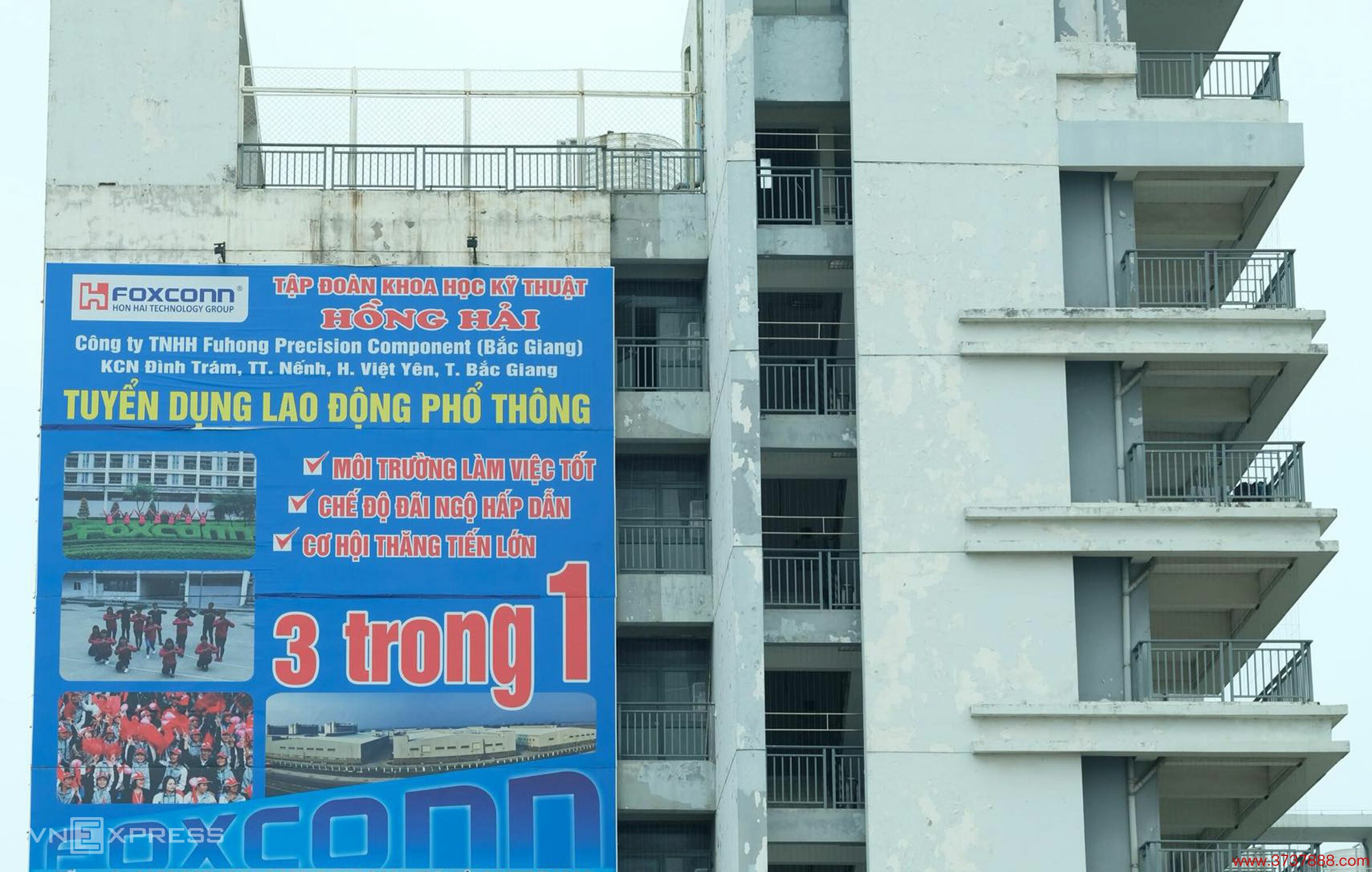 Bảng tuyển dụng cỡ lớn của Foxconn treo trên một tòa nhà cao tầng ở Bắc Giang， đầu năm 2023. Ảnh: Hồng Chiêu123 zô