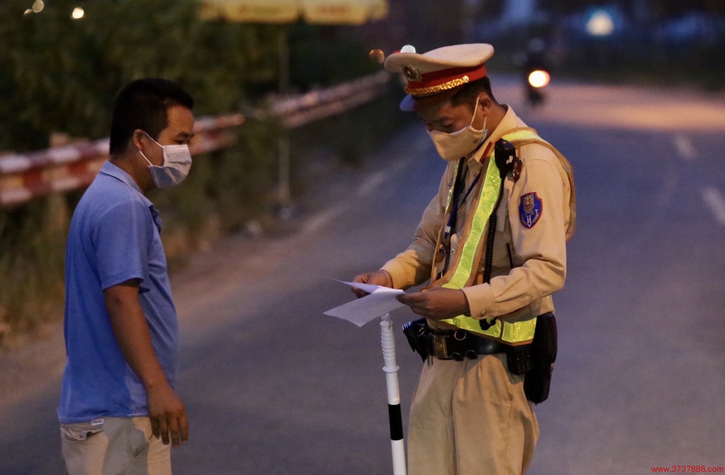 Lực lượng cảnh sát giao thông làm việc tại một tuyến đường tại Hà Nội. Ảnh: Ngọc Thành